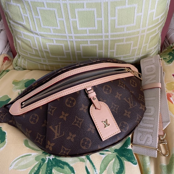 Louis Vuitton Handbags - ⭐️SOLD OUT⭐️Louis Vuitton Monogram High-rise Bum Bag